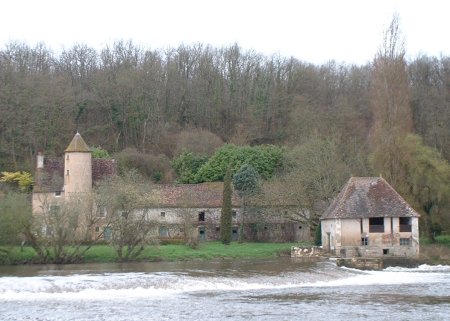 Le moulin de Roche vue de la rive droite de la Gartempe.